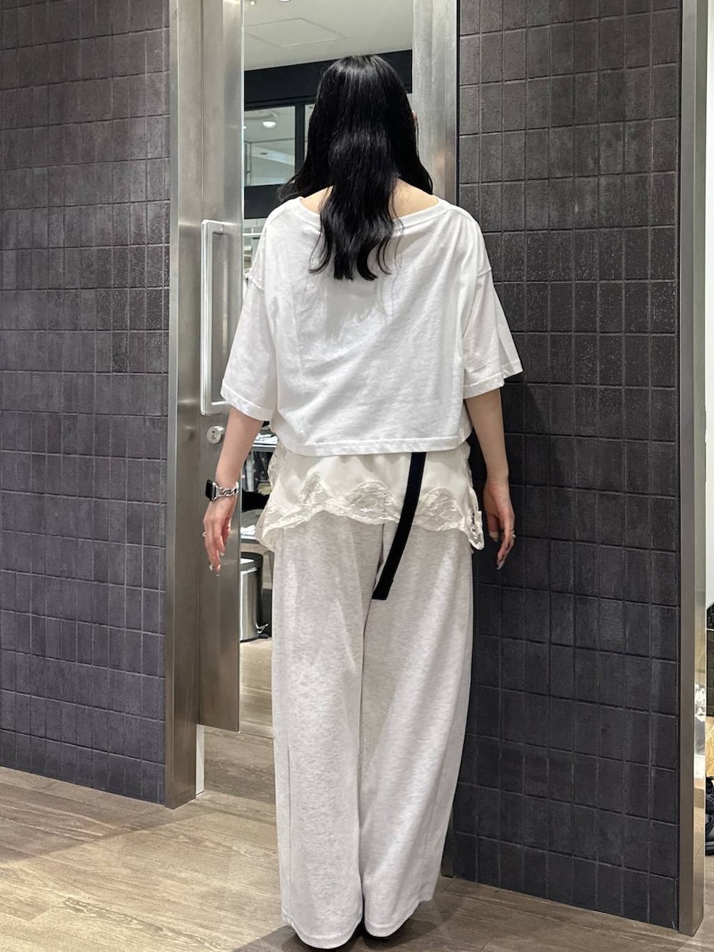 ホワイト系のキャミソール、ブラック系のパンプス、ホワイト系のTシャツ/カットソーを着用したレディースの夏コーディネートの3枚目の写真