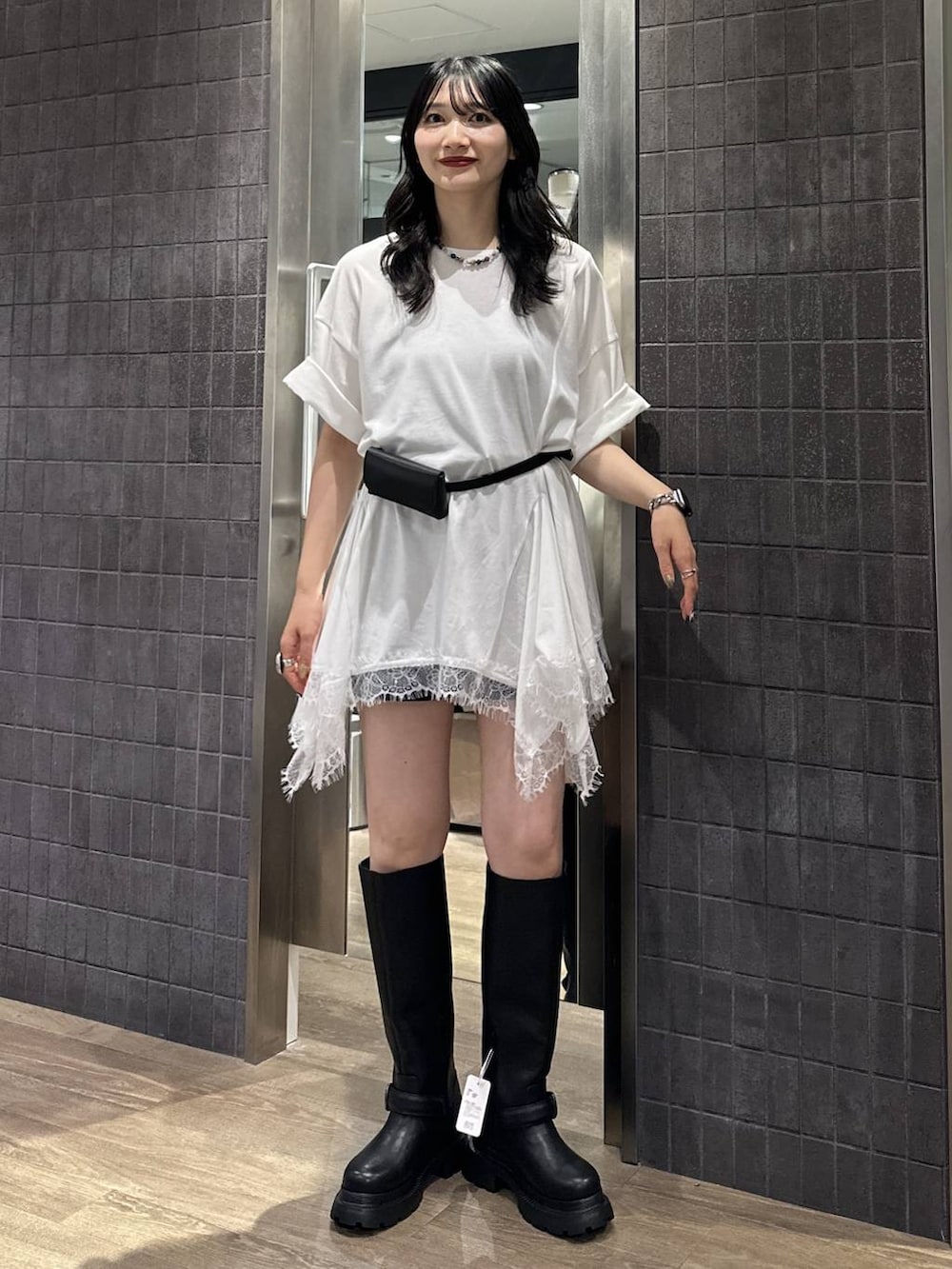 ブラック系のその他パンツ、ホワイト系のチュニック、ブラック系のブーツを着用したレディースの夏コーディネートの4枚目の写真