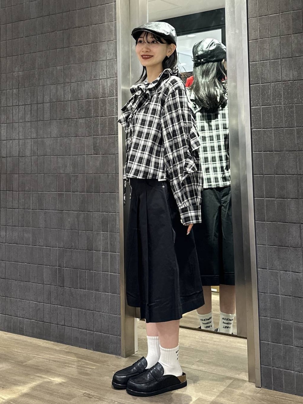 ブラック系のローファー、ブラック系のその他パンツ、ブラック系のシャツ/ブラウスを着用したレディースの春コーディネートの2枚目の写真