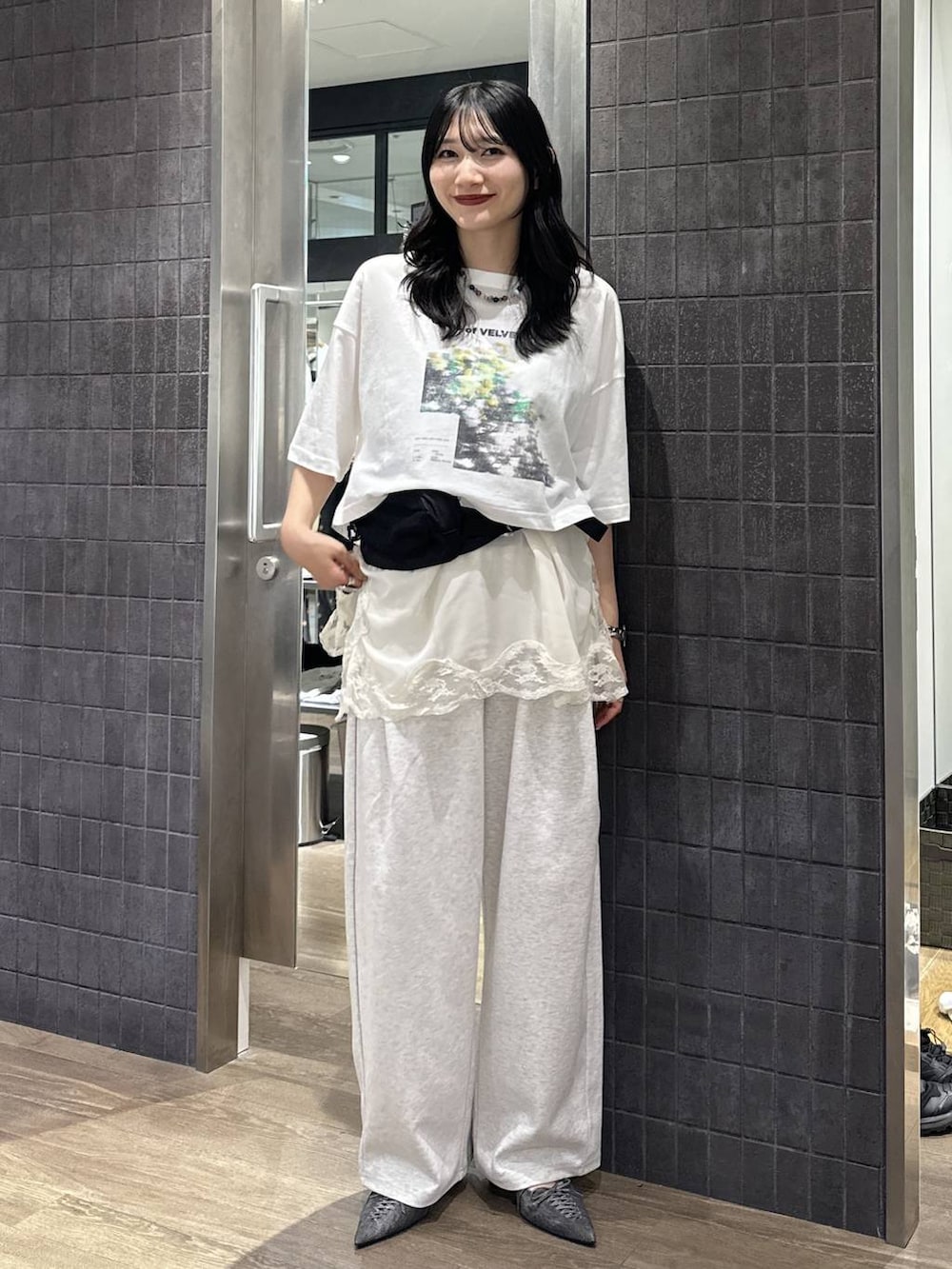 ホワイト系のキャミソール、ブラック系のパンプス、ホワイト系のTシャツ/カットソーを着用したレディースの夏コーディネートの2枚目の写真