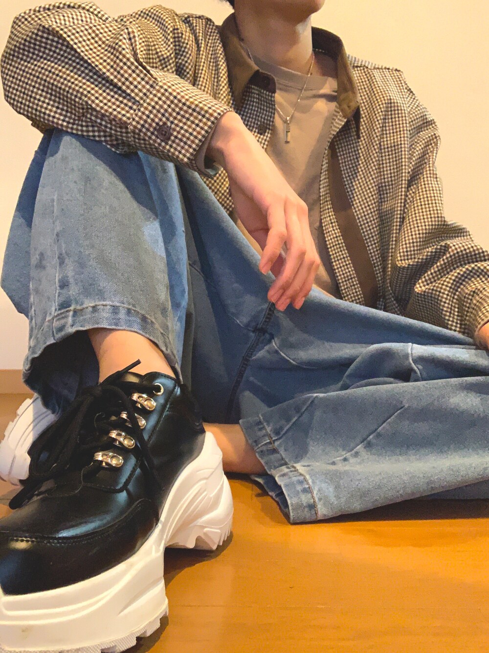 ブラウン系のシャツ/ブラウス、ブルー系のデニムパンツ、ブラック系のスニーカーを着用したメンズの春コーディネートの2枚目の写真