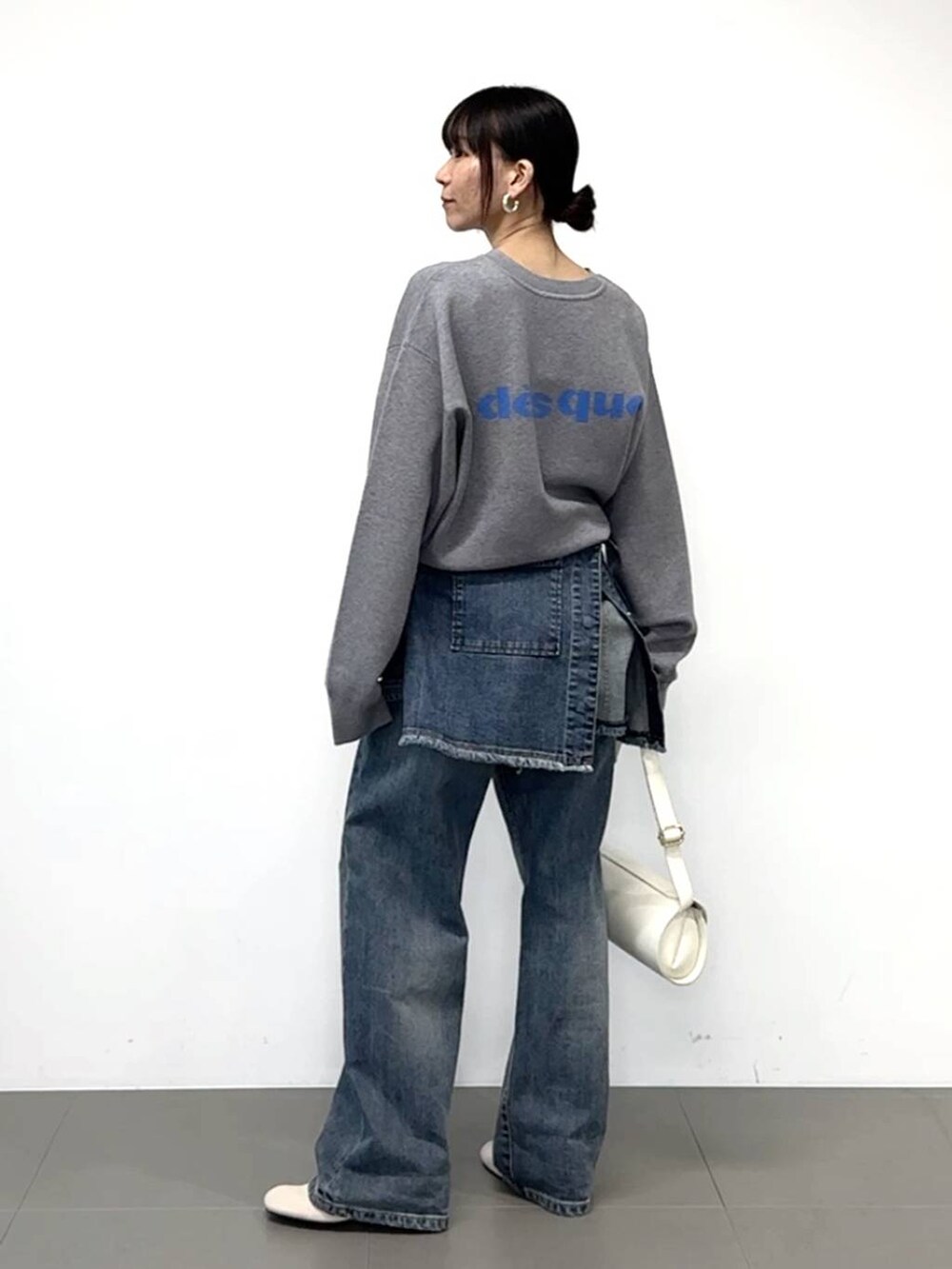 ベージュ系のブーツ、ブルー系のデニムパンツ、ブルー系のデニムジャケットを着用したレディースの冬コーディネートの4枚目の写真