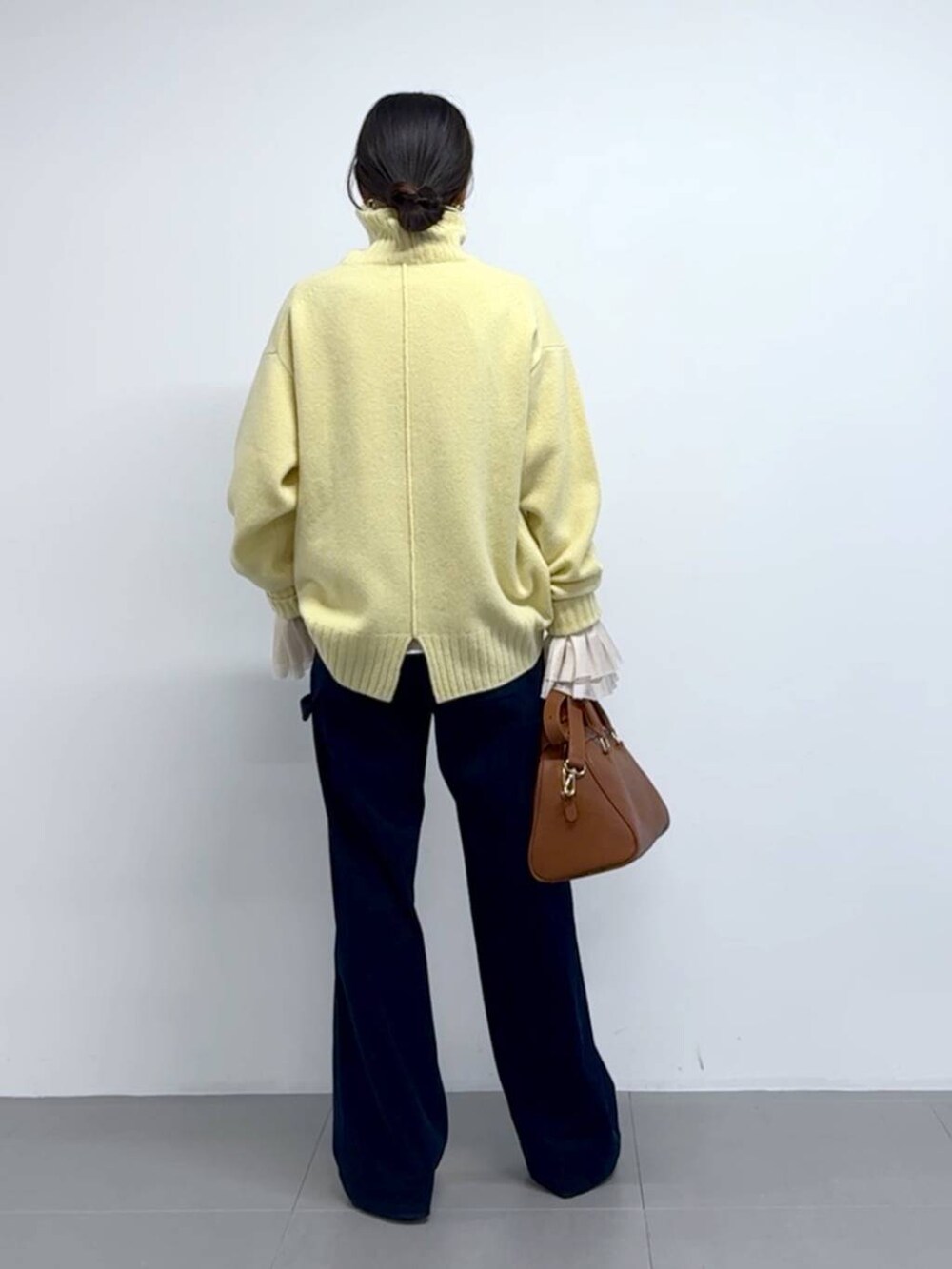 ブルー系のその他パンツ、イエロー系のボストンバッグ、ブラウン系のパンプスを着用したレディースの秋コーディネートの3枚目の写真