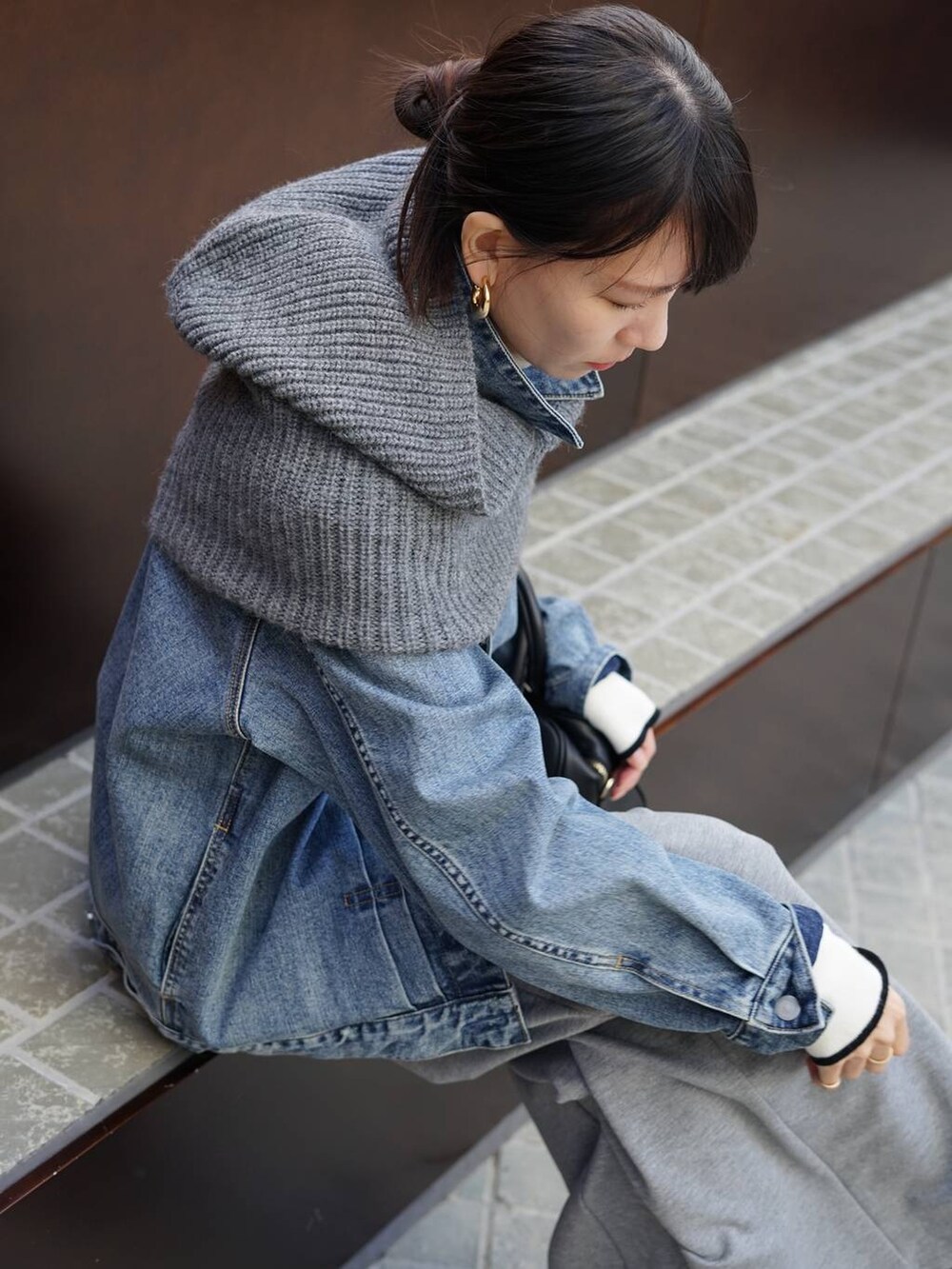 「きれいめ、オーバーサイズ、ワンマイル、秋コーデ、冬コーデ、カジュアル、旅行、ウォッシャブル、BARNYARDSTORM、ウエストゴム、ベーシック/シンプル、シンプルコーデ、デニムジャケット、スウェットパンツ、ニット」｜「BARNYARDSTORMのBArNYARDSTORM / フードスヌード（ストール/ショール、グレー系）」を使った、AMIさん（レディース・159cm）の冬コーディネートの4枚目の写真
