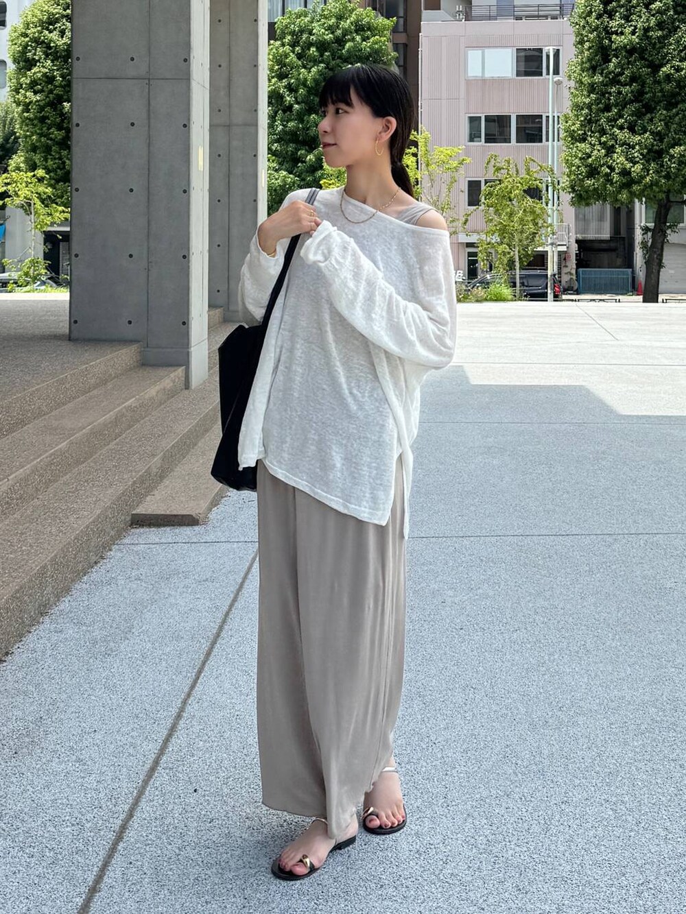 ホワイト系のニット/セーター、ベージュ系のスカート、ベージュ系のタンクトップを着用したレディースの夏コーディネートの6枚目の写真