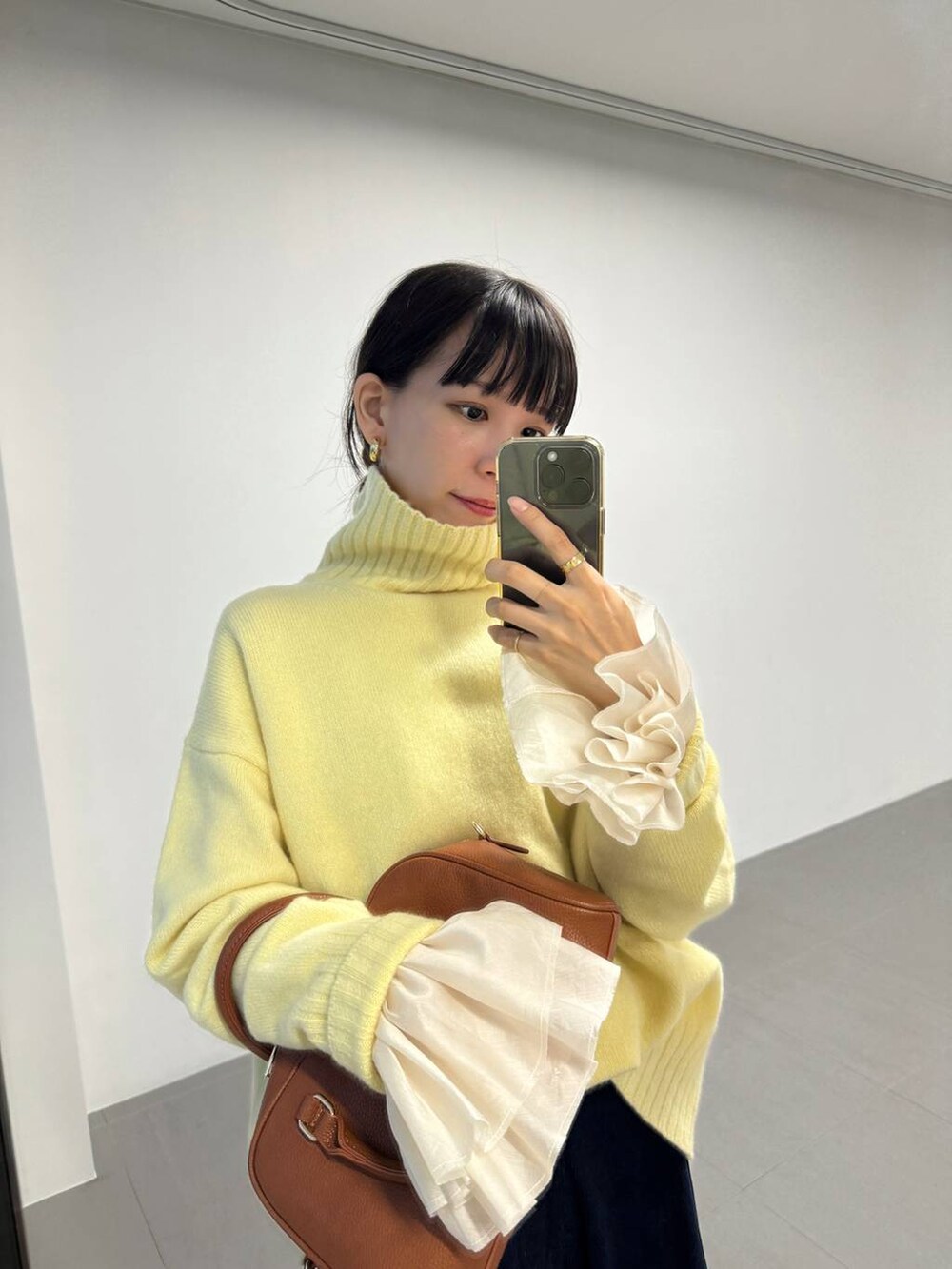 ブルー系のその他パンツ、イエロー系のボストンバッグ、ブラウン系のパンプスを着用したレディースの秋コーディネートの5枚目の写真