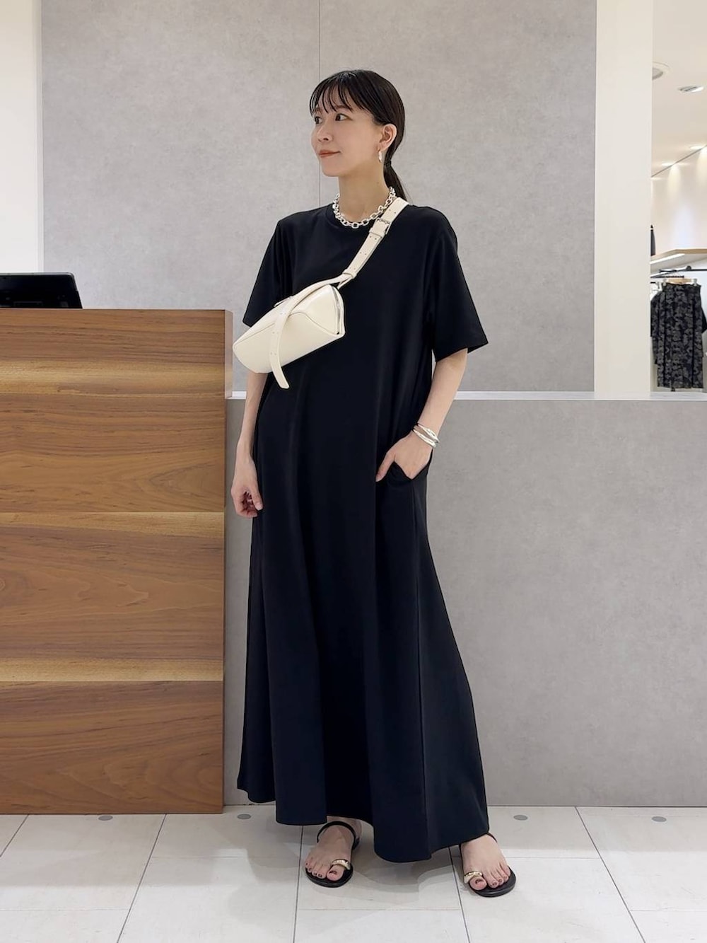 「ベーシック/シンプル、きれいめ、オーバーサイズ、春コーデ、夏コーデ、カジュアル、旅行、ウォッシャブル、BARNYARDSTORM、ウエストゴム、シンプルコーデ、きれいめカジュアル、ワンピース、お出かけコーデ、サンダル」｜「BARNYARDSTORMのBARNYARDSTORM / ボリュームチェーンネックレス（ネックレス、シルバー系）」を使った、AMIさん（レディース・159cm）の春コーディネートの3枚目の写真