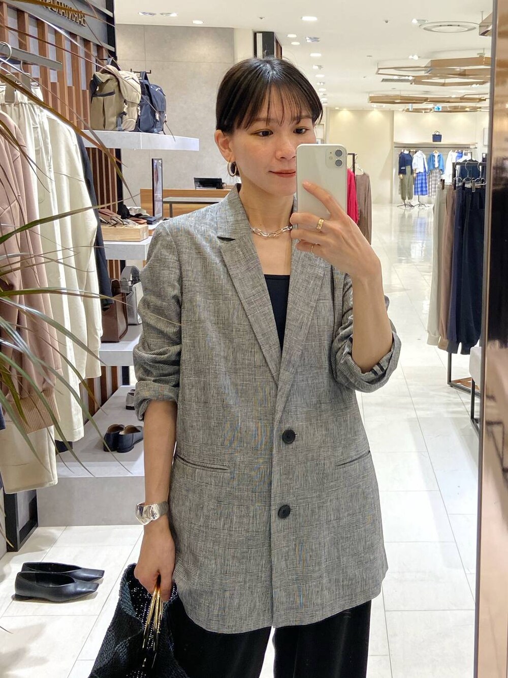 「ジャケット、チェック、ジャケットスタイル、カップ付きインナー、ワイドパンツ、サンダル、サンダル特集、バッグ、リネン・透けアイテム、ベーシック/シンプル、きれいめ、オーバーサイズ、春コーデ、カジュアル、旅行」|「BARNYARDSTORMのBARNYARDSTORM / ダブルクロスワイドパンツ【WEB限定カラー】 【『BABALOG』チャンネルご紹介アイテム】(スラックス、ブラック系)」を使った、AMIさん(レディース・159cm)の春コーディネートの4枚目の写真