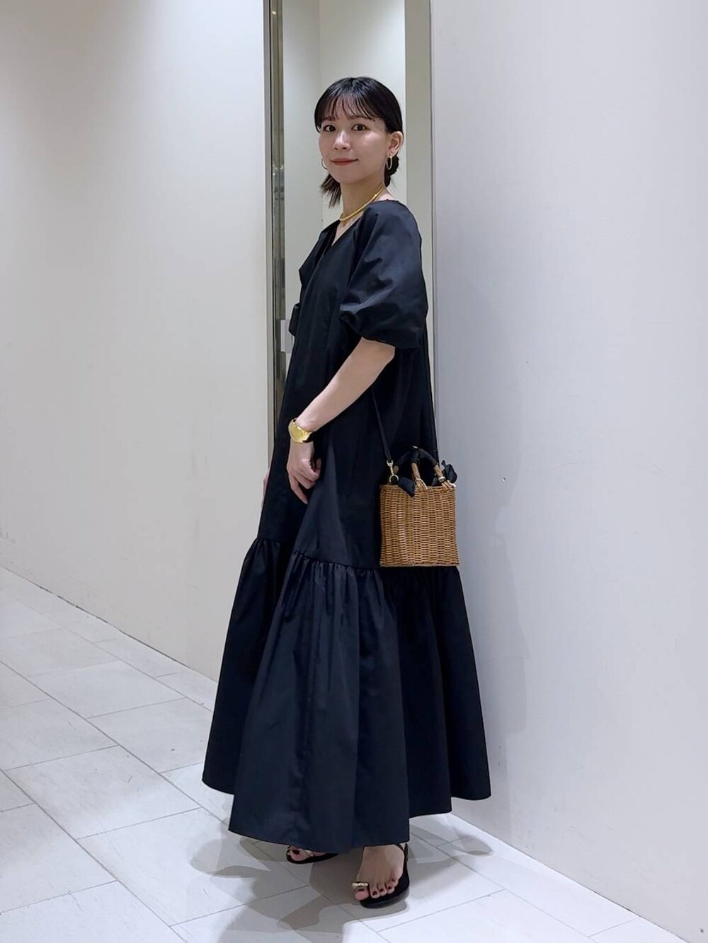 「ベーシック/シンプル、きれいめ、オーバーサイズ、春コーデ、夏コーデ、カジュアル、旅行、ウォッシャブル、BARNYARDSTORM、ウエストゴム、シンプルコーデ、きれいめカジュアル、ワンピース、ヘアアクセサリー、ジャケット」｜「BARNYARDSTORMのBARNYARDSTORM / メタルツキレザートング（サンダル、ブラック系）」を使った、AMIさん（レディース・159cm）の春コーディネートの8枚目の写真