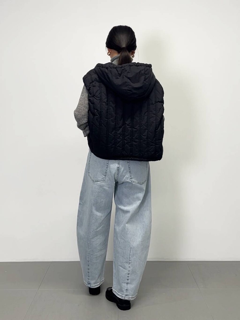 ブラック系のローファー、ブラック系のその他アウター、グレー系のニット/セーターを着用したレディースの冬コーディネートの6枚目の写真