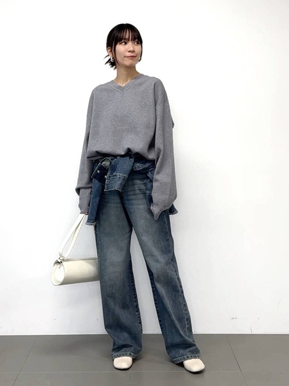 ベージュ系のブーツ、ブルー系のデニムパンツ、ブルー系のデニムジャケットを着用したレディースの冬コーディネートの3枚目の写真