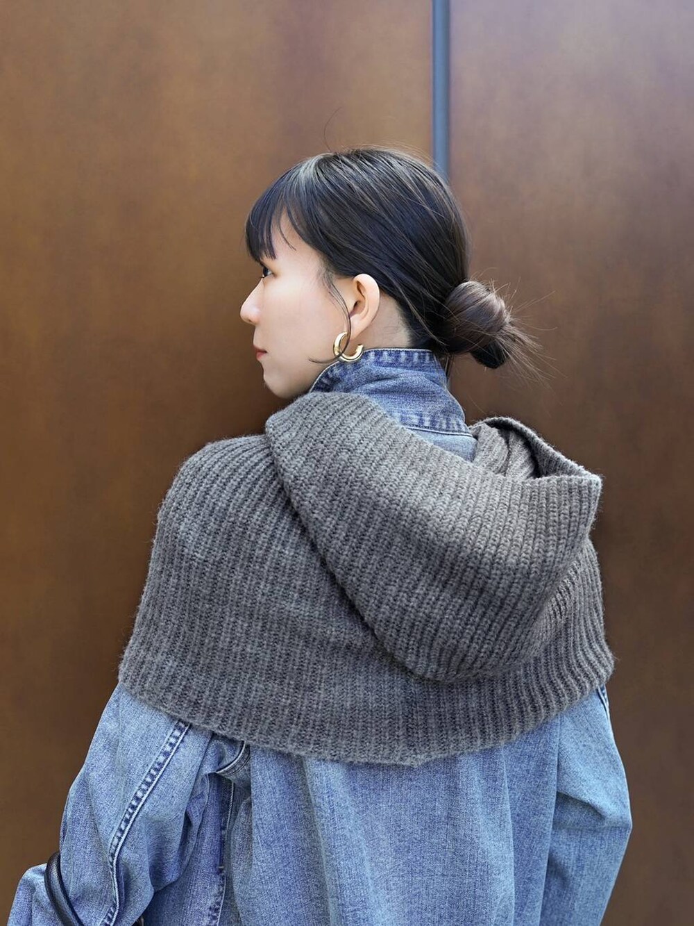 「きれいめ、オーバーサイズ、ワンマイル、秋コーデ、冬コーデ、カジュアル、旅行、ウォッシャブル、BARNYARDSTORM、ウエストゴム、ベーシック/シンプル、シンプルコーデ、デニムジャケット、スウェットパンツ、ニット」｜「BARNYARDSTORMのBArNYARDSTORM / フードスヌード（ストール/ショール、グレー系）」を使った、AMIさん（レディース・159cm）の冬コーディネートの3枚目の写真