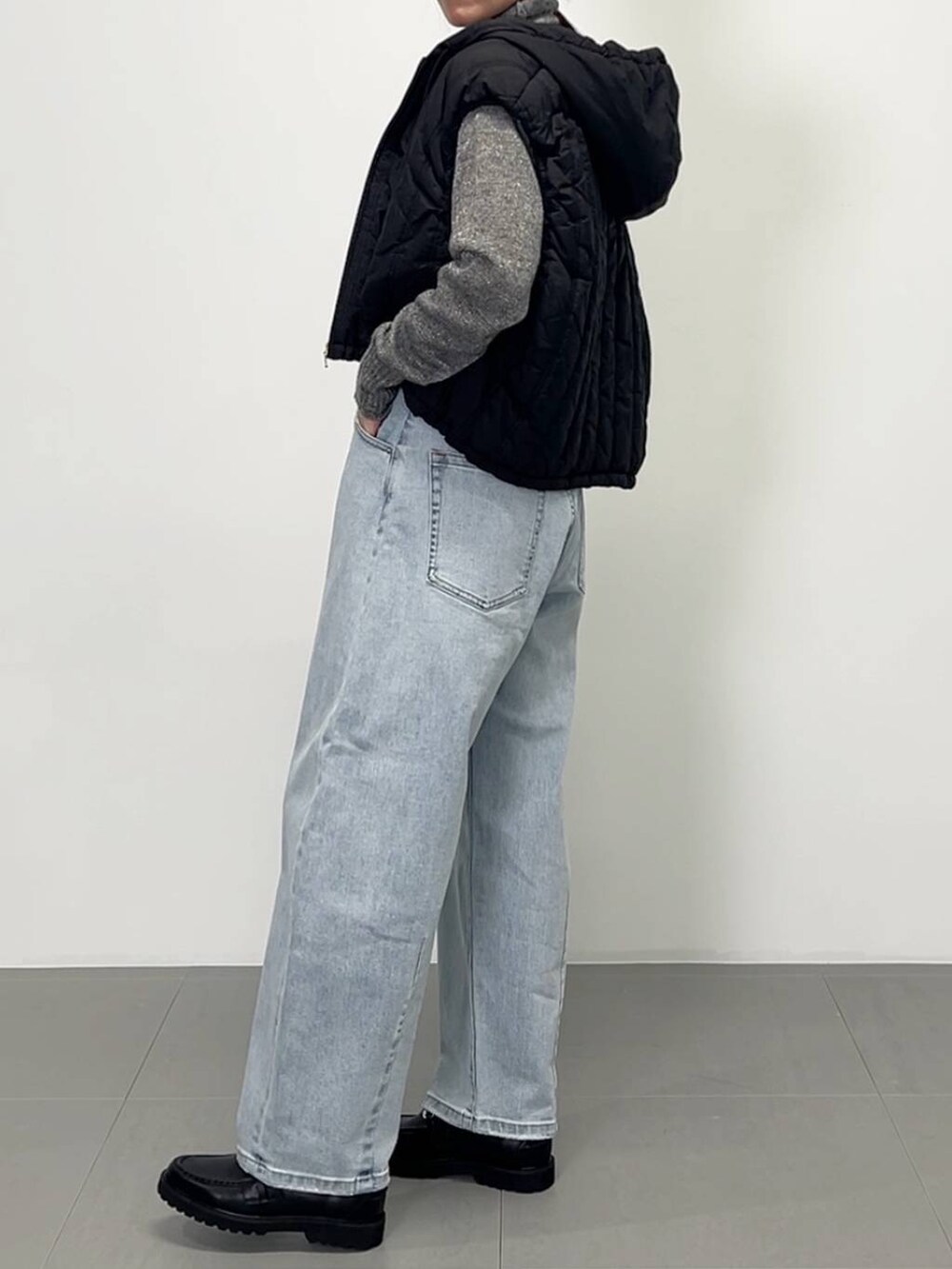 ブラック系のローファー、ブラック系のその他アウター、グレー系のニット/セーターを着用したレディースの冬コーディネートの5枚目の写真