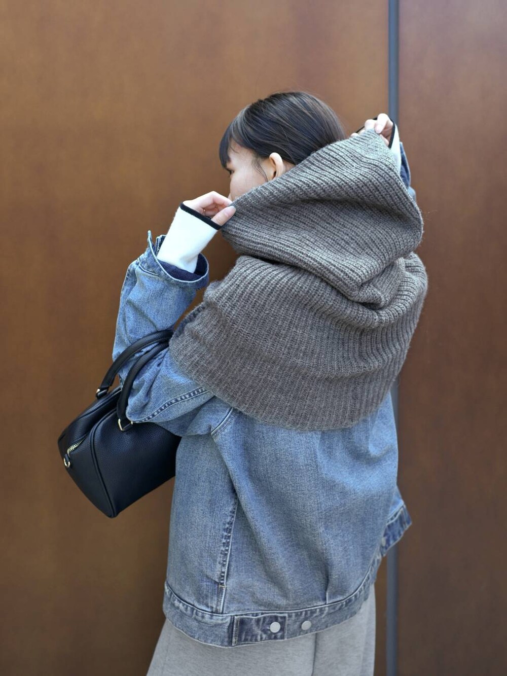 「きれいめ、オーバーサイズ、ワンマイル、秋コーデ、冬コーデ、カジュアル、旅行、ウォッシャブル、BARNYARDSTORM、ウエストゴム、ベーシック/シンプル、シンプルコーデ、デニムジャケット、スウェットパンツ、ニット」｜「BARNYARDSTORMのBArNYARDSTORM / フードスヌード（ストール/ショール、グレー系）」を使った、AMIさん（レディース・159cm）の冬コーディネートの9枚目の写真