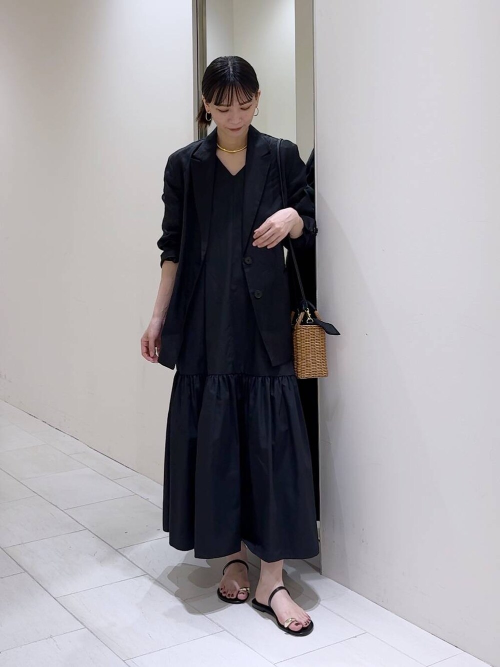 「ベーシック/シンプル、きれいめ、オーバーサイズ、春コーデ、夏コーデ、カジュアル、旅行、ウォッシャブル、BARNYARDSTORM、ウエストゴム、シンプルコーデ、きれいめカジュアル、ワンピース、ヘアアクセサリー、ジャケット」｜「BARNYARDSTORMのBARNYARDSTORM / メタルツキレザートング（サンダル、ブラック系）」を使った、AMIさん（レディース・159cm）の春コーディネートの3枚目の写真