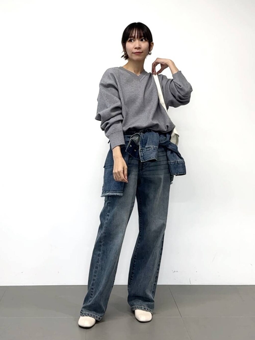 ベージュ系のブーツ、ブルー系のデニムパンツ、ブルー系のデニムジャケットを着用したレディースの冬コーディネートの5枚目の写真