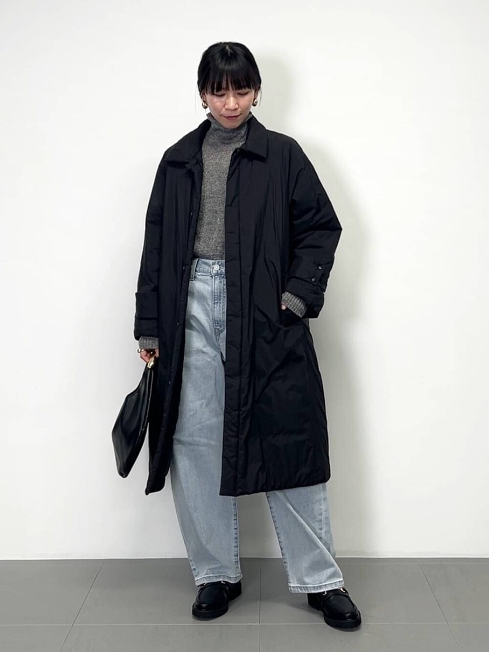 ブラック系のローファー、ブラック系のその他アウター、グレー系のニット/セーターを着用したレディースの冬コーディネートの3枚目の写真