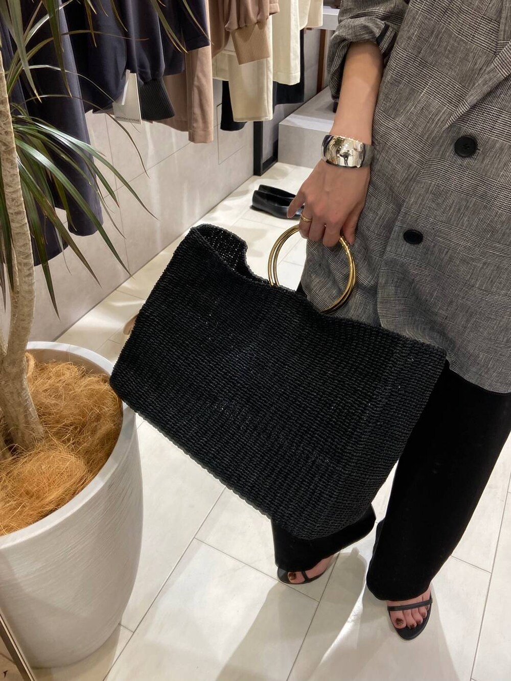 「ジャケット、チェック、ジャケットスタイル、カップ付きインナー、ワイドパンツ、サンダル、サンダル特集、バッグ、リネン・透けアイテム、ベーシック/シンプル、きれいめ、オーバーサイズ、春コーデ、カジュアル、旅行」|「BARNYARDSTORMのBARNYARDSTORM / ダブルクロスワイドパンツ【WEB限定カラー】 【『BABALOG』チャンネルご紹介アイテム】(スラックス、ブラック系)」を使った、AMIさん(レディース・159cm)の春コーディネートの5枚目の写真