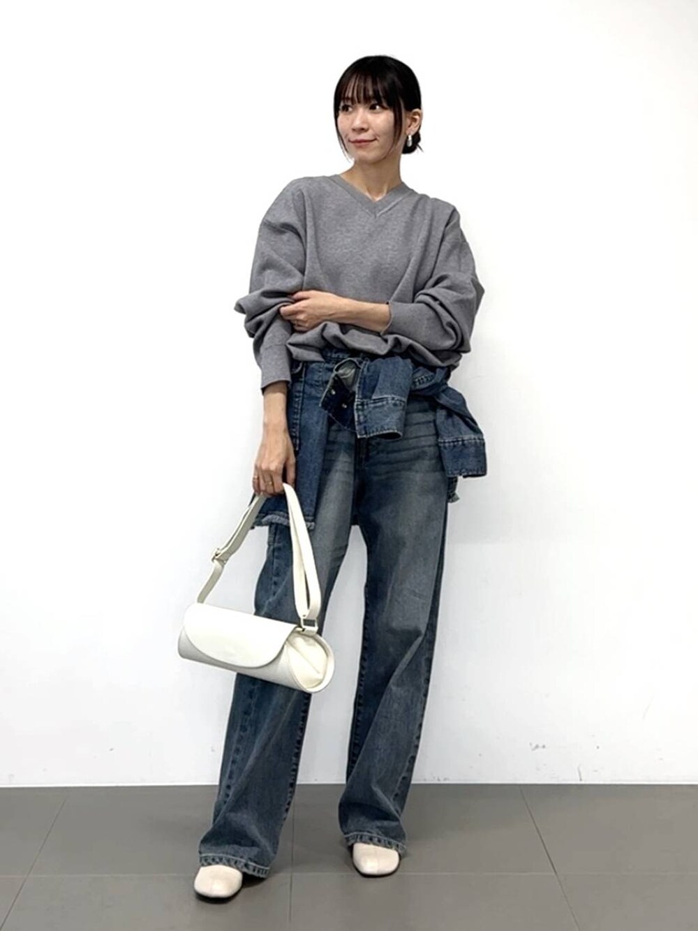 ベージュ系のブーツ、ブルー系のデニムパンツ、ブルー系のデニムジャケットを着用したレディースの冬コーディネートの2枚目の写真