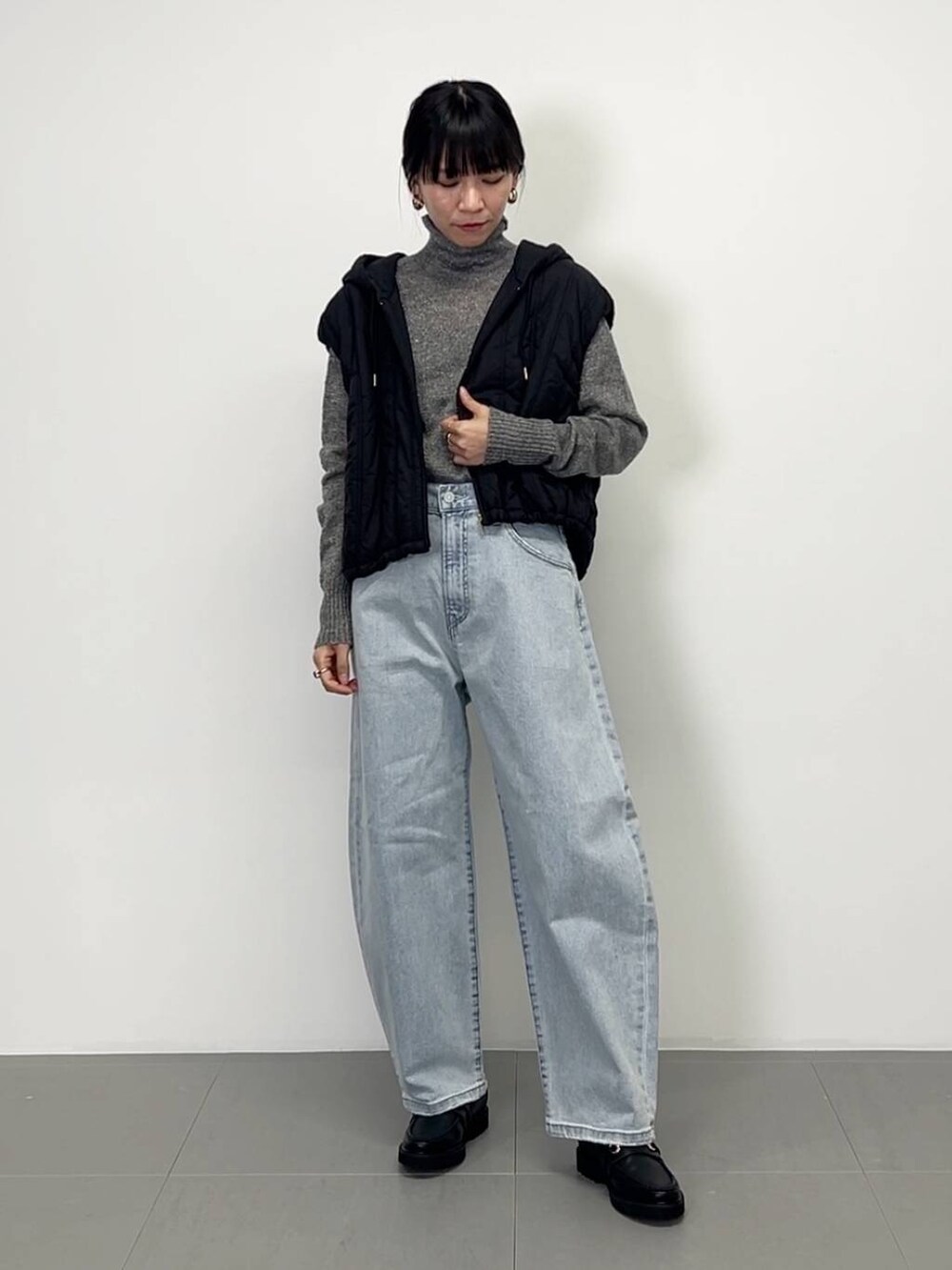 ブラック系のローファー、ブラック系のその他アウター、グレー系のニット/セーターを着用したレディースの冬コーディネートの4枚目の写真