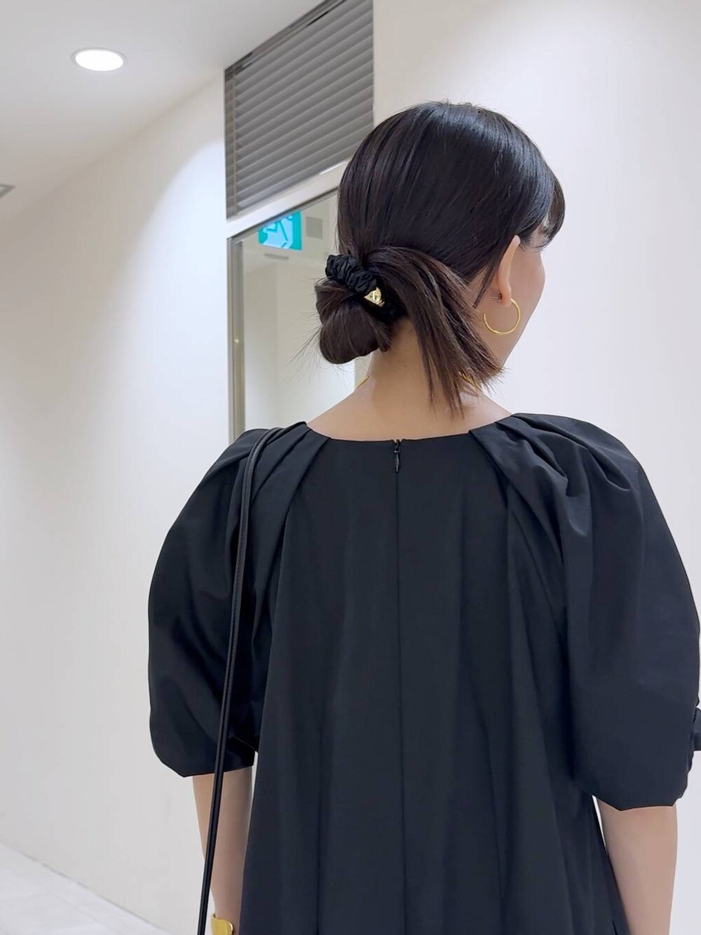 「ベーシック/シンプル、きれいめ、オーバーサイズ、春コーデ、夏コーデ、カジュアル、旅行、ウォッシャブル、BARNYARDSTORM、ウエストゴム、シンプルコーデ、きれいめカジュアル、ワンピース、ヘアアクセサリー、ジャケット」｜「BARNYARDSTORMのBARNYARDSTORM / メタルツキレザートング（サンダル、ブラック系）」を使った、AMIさん（レディース・159cm）の春コーディネートの9枚目の写真