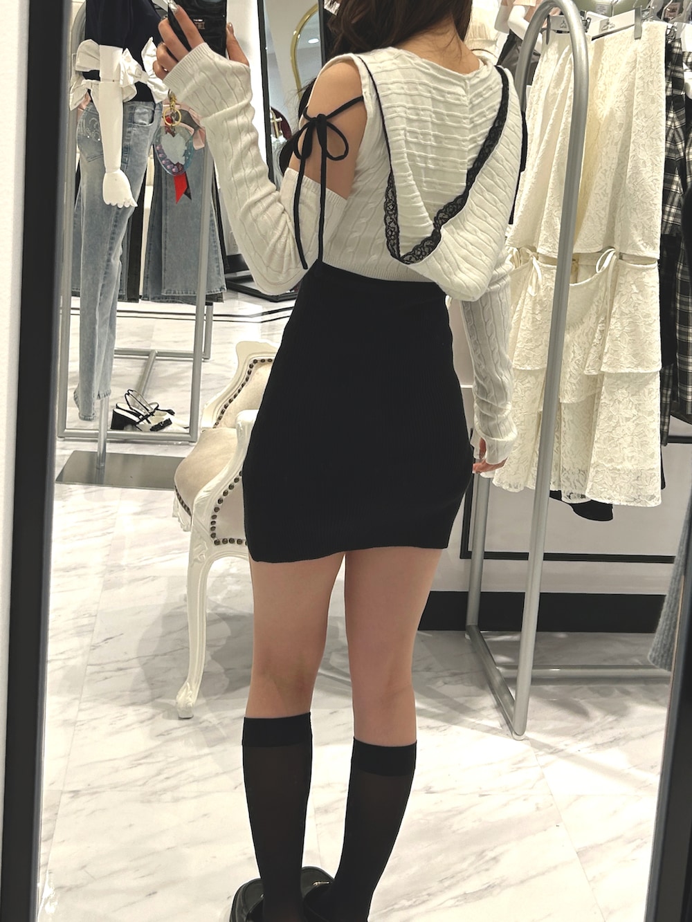 ホワイト系のワンピースを着用したレディースの春コーディネートの3枚目の写真