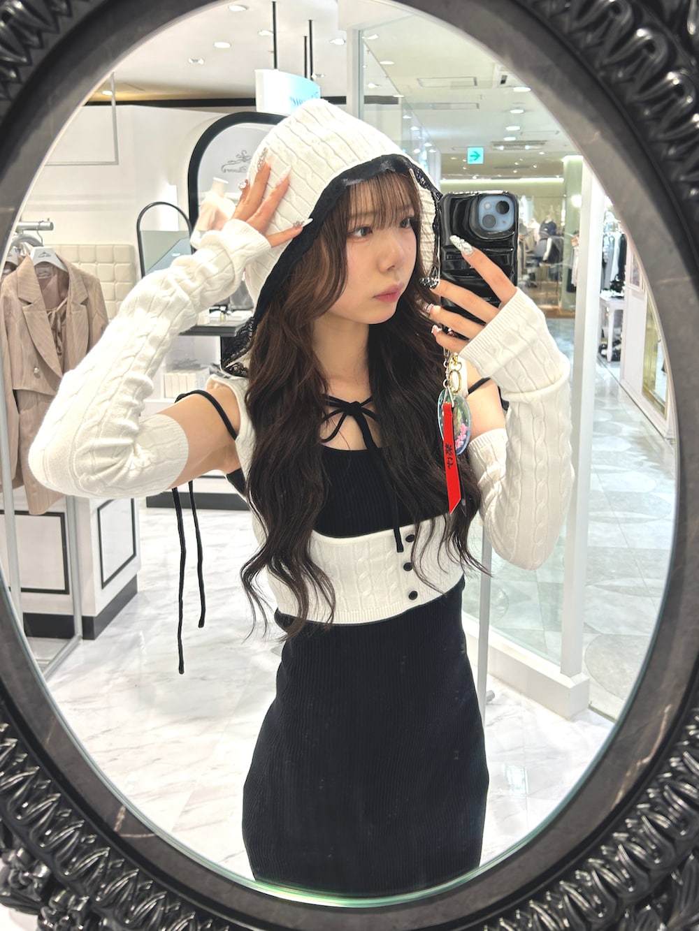 ホワイト系のワンピースを着用したレディースの春コーディネートの2枚目の写真