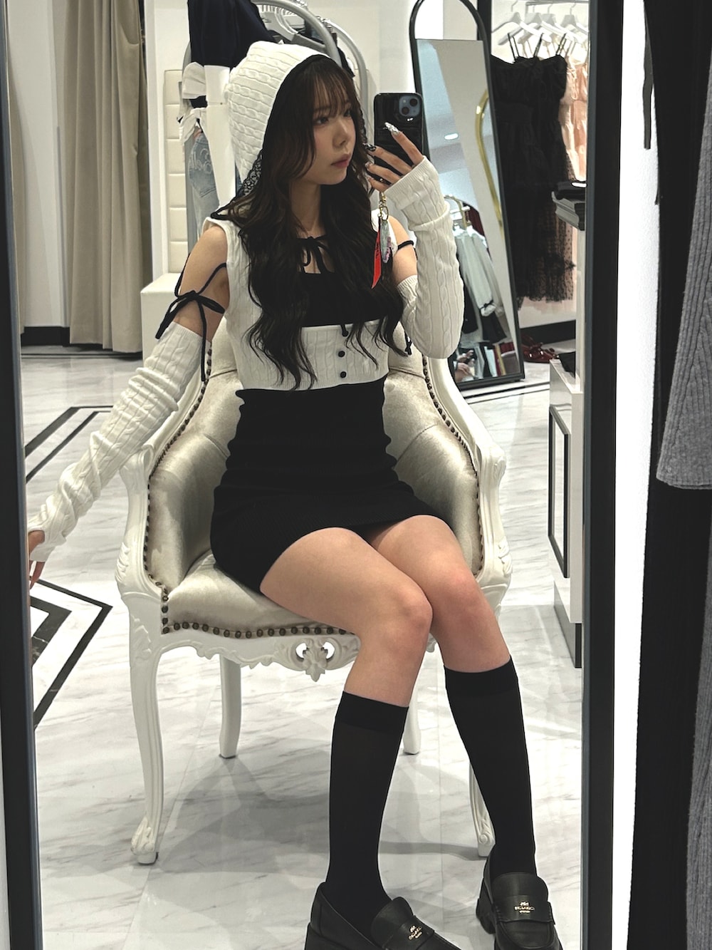 ホワイト系のワンピースを着用したレディースの春コーディネートの4枚目の写真