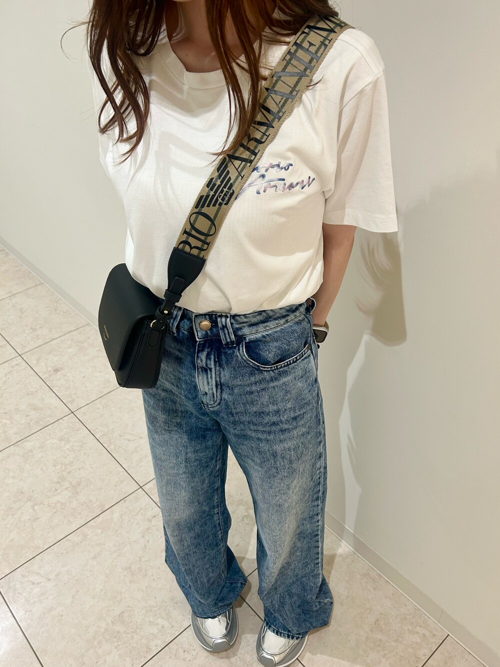 ホワイト系のTシャツ/カットソー、ブラック系のショルダーバッグ、グレー系のキャップを着用したレディースの春コーディネートの2枚目の写真