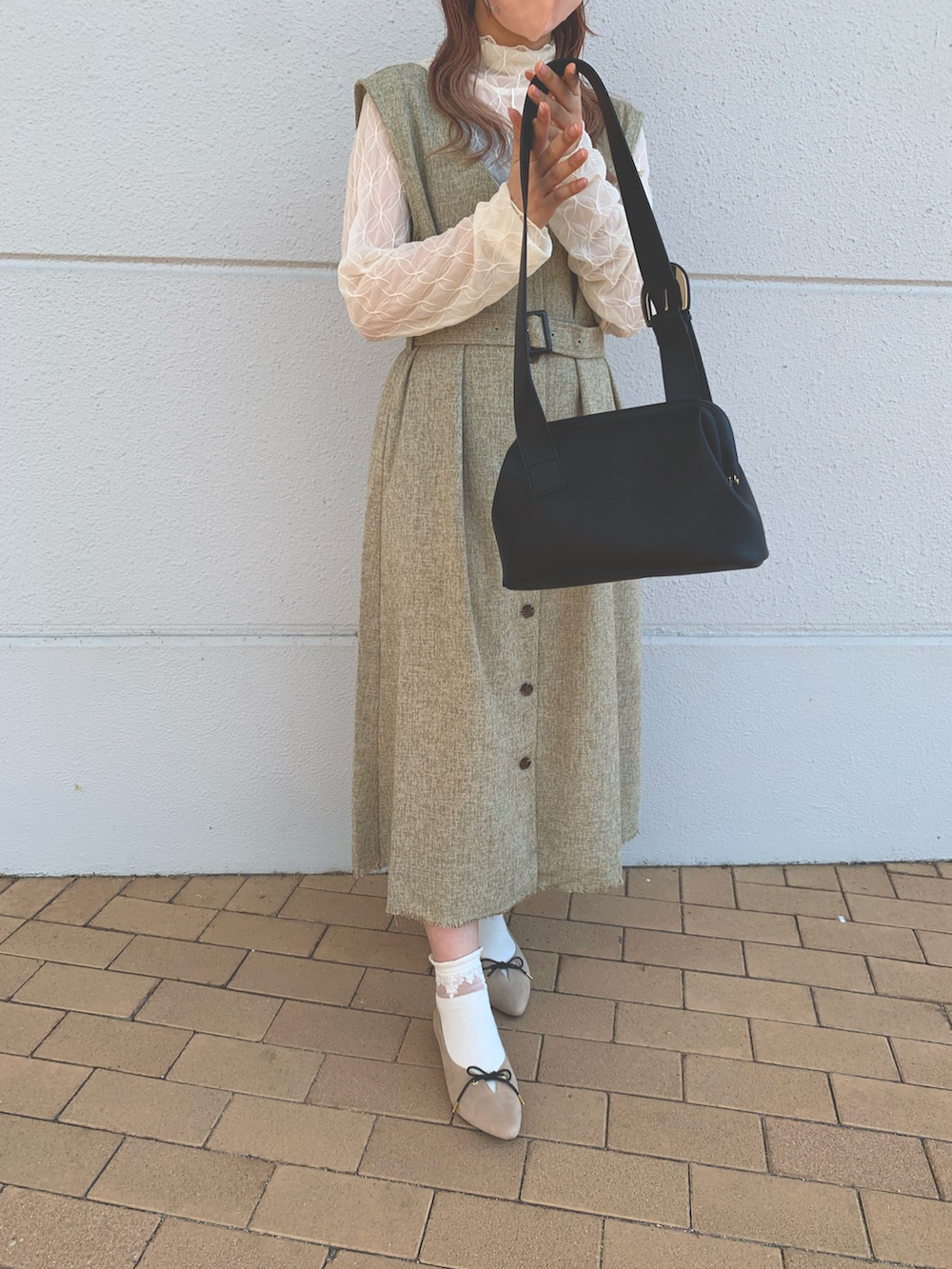 「秋、秋服、秋服コーデ、着回しコーデ、ジレ、ワンピース、Te chichi TERRASSE」｜「Te chichi TERRASSEのローヒールリボンパンプス（パンプス、ベージュ系）」を使った、nonpiyo11さん（レディース・156cm）の秋コーディネートの2枚目の写真