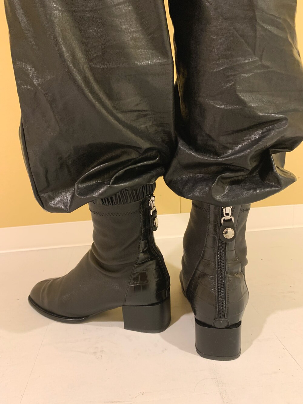 ブラック系のブーツを着用したレディースの秋コーディネートの3枚目の写真