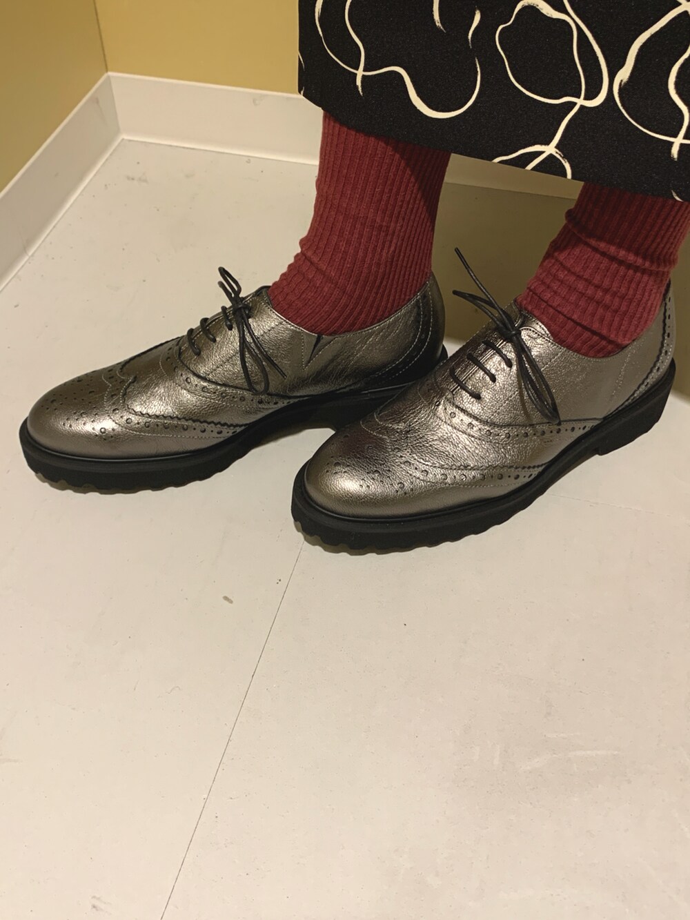 その他のドレスシューズを着用したレディースの秋コーディネートの3枚目の写真