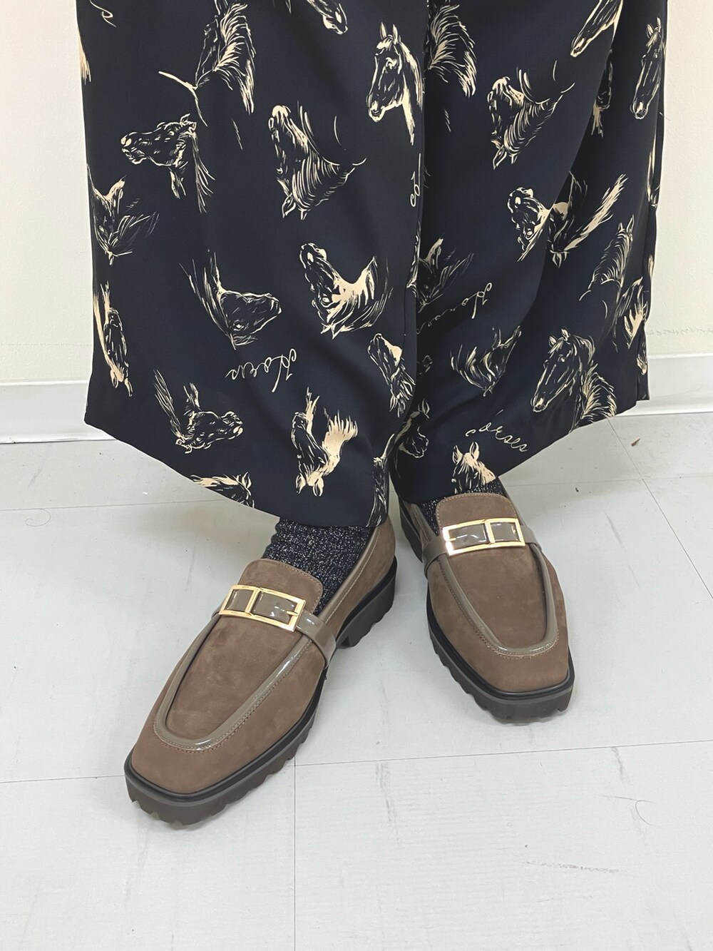 ブラウン系のローファーを着用したレディースの秋コーディネートの2枚目の写真