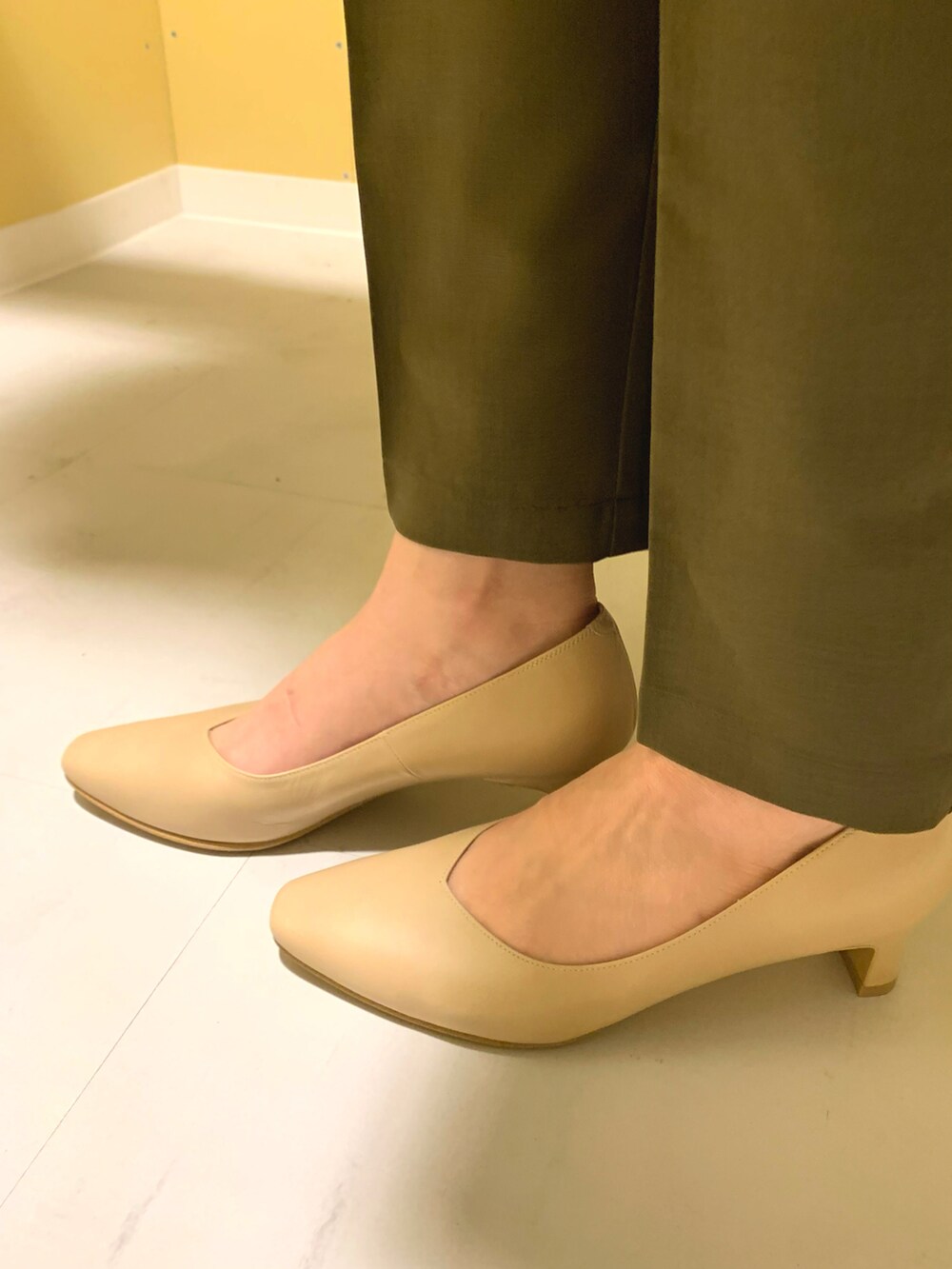 ベージュ系のパンプスを着用したレディースの春コーディネートの3枚目の写真