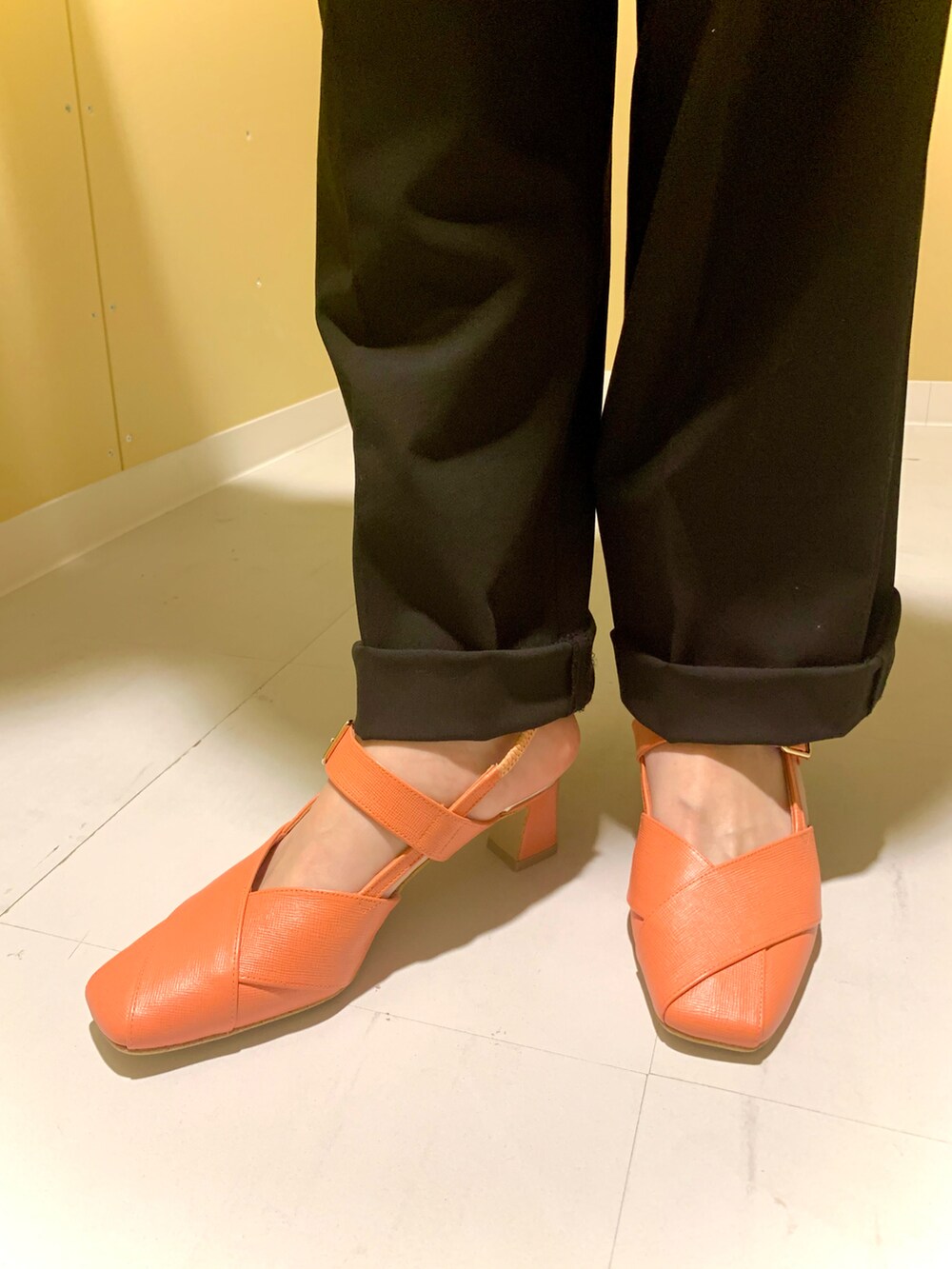 ピンク系のパンプスを着用したレディースの春コーディネートの2枚目の写真