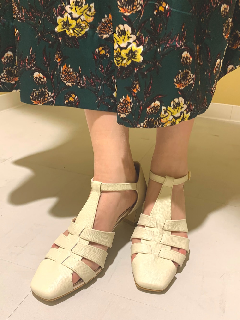 ホワイト系のサンダル、グリーン系のカーディガン/ボレロ、グリーン系のスカートを着用したレディースの春コーディネートの2枚目の写真