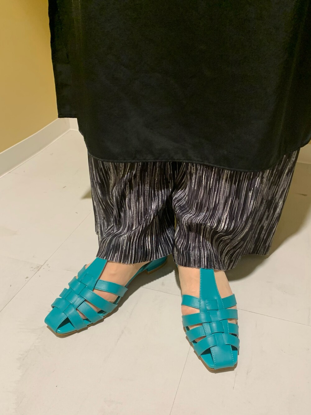 ブルー系のサンダルを着用したレディースの春コーディネートの2枚目の写真