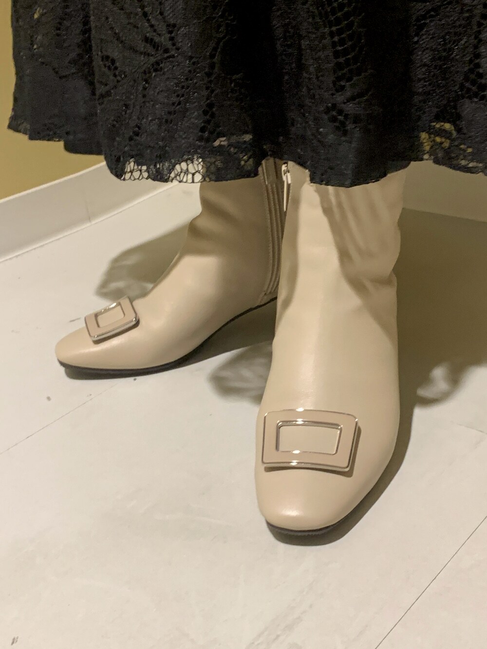 ホワイト系のブーツを着用したレディースの冬コーディネートの2枚目の写真