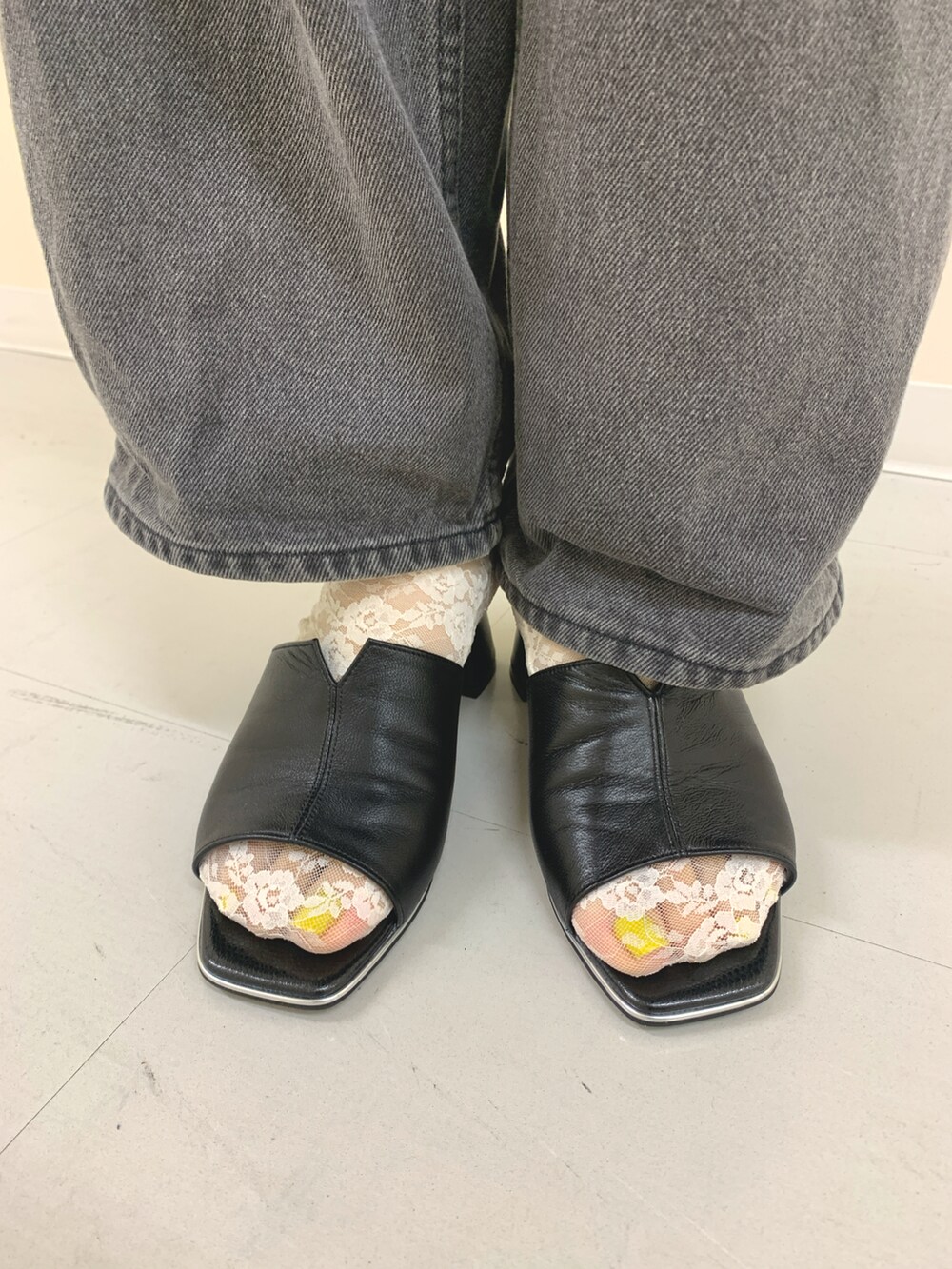 ブラック系のサンダルを着用したレディースの春コーディネートの2枚目の写真