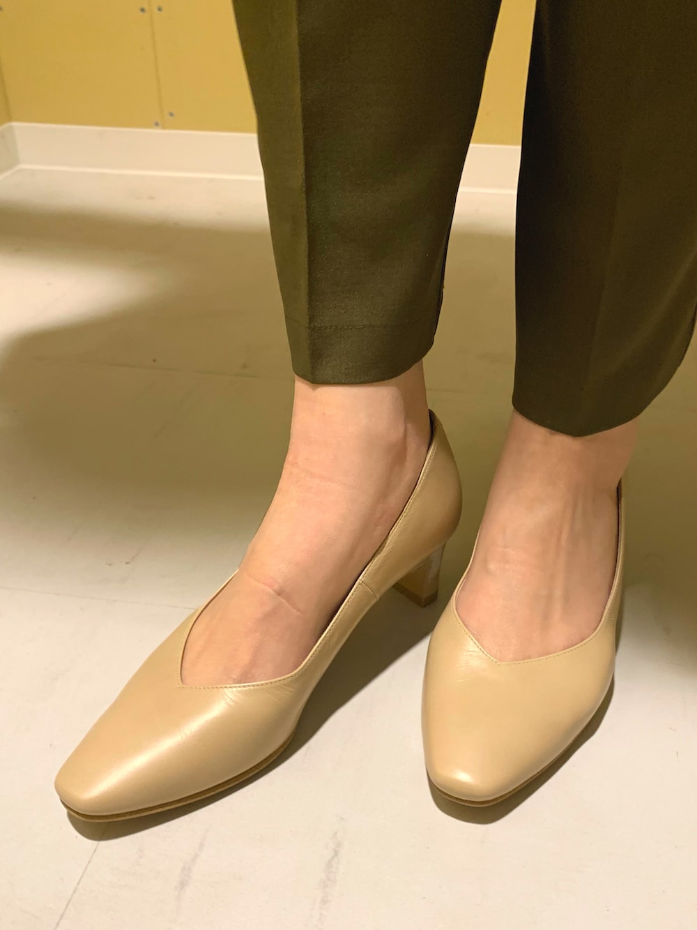 ベージュ系のパンプスを着用したレディースの春コーディネートの2枚目の写真