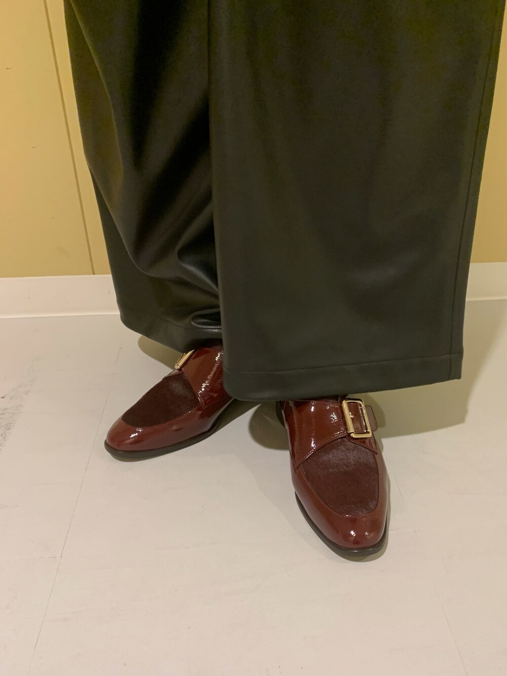 レッド系のスリッポンを着用したレディースの秋コーディネートの2枚目の写真