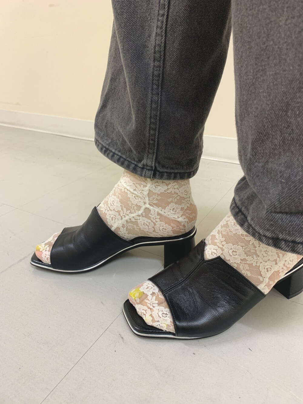 ブラック系のサンダルを着用したレディースの春コーディネートの3枚目の写真