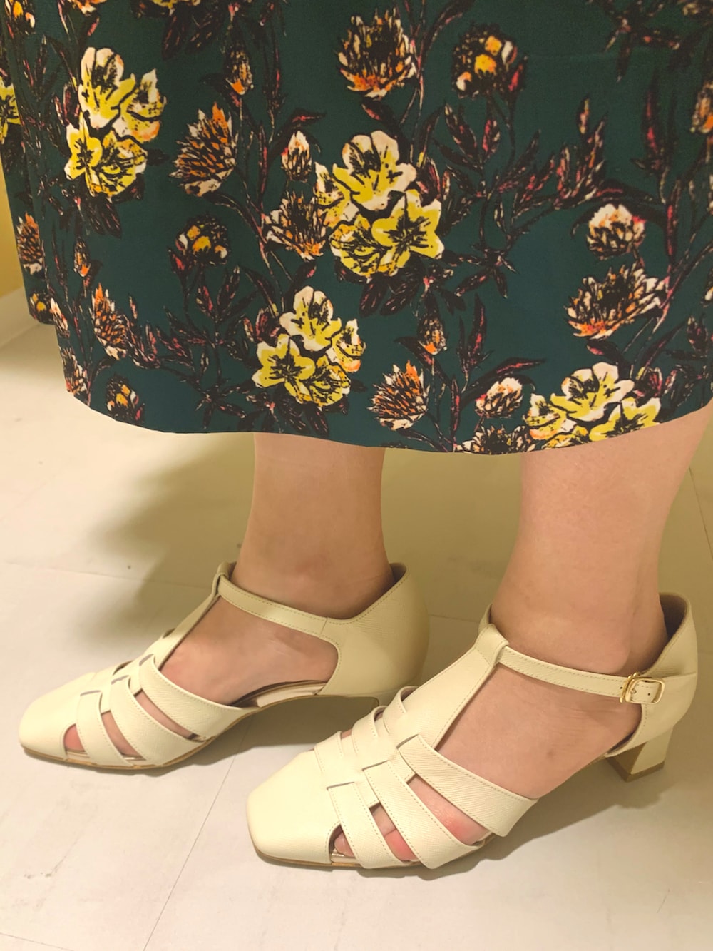 ホワイト系のサンダル、グリーン系のカーディガン/ボレロ、グリーン系のスカートを着用したレディースの春コーディネートの3枚目の写真