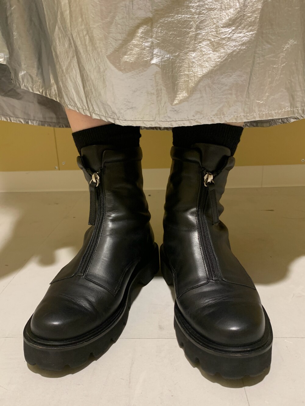 ブラック系のブーツを着用したレディースの秋コーディネートの2枚目の写真