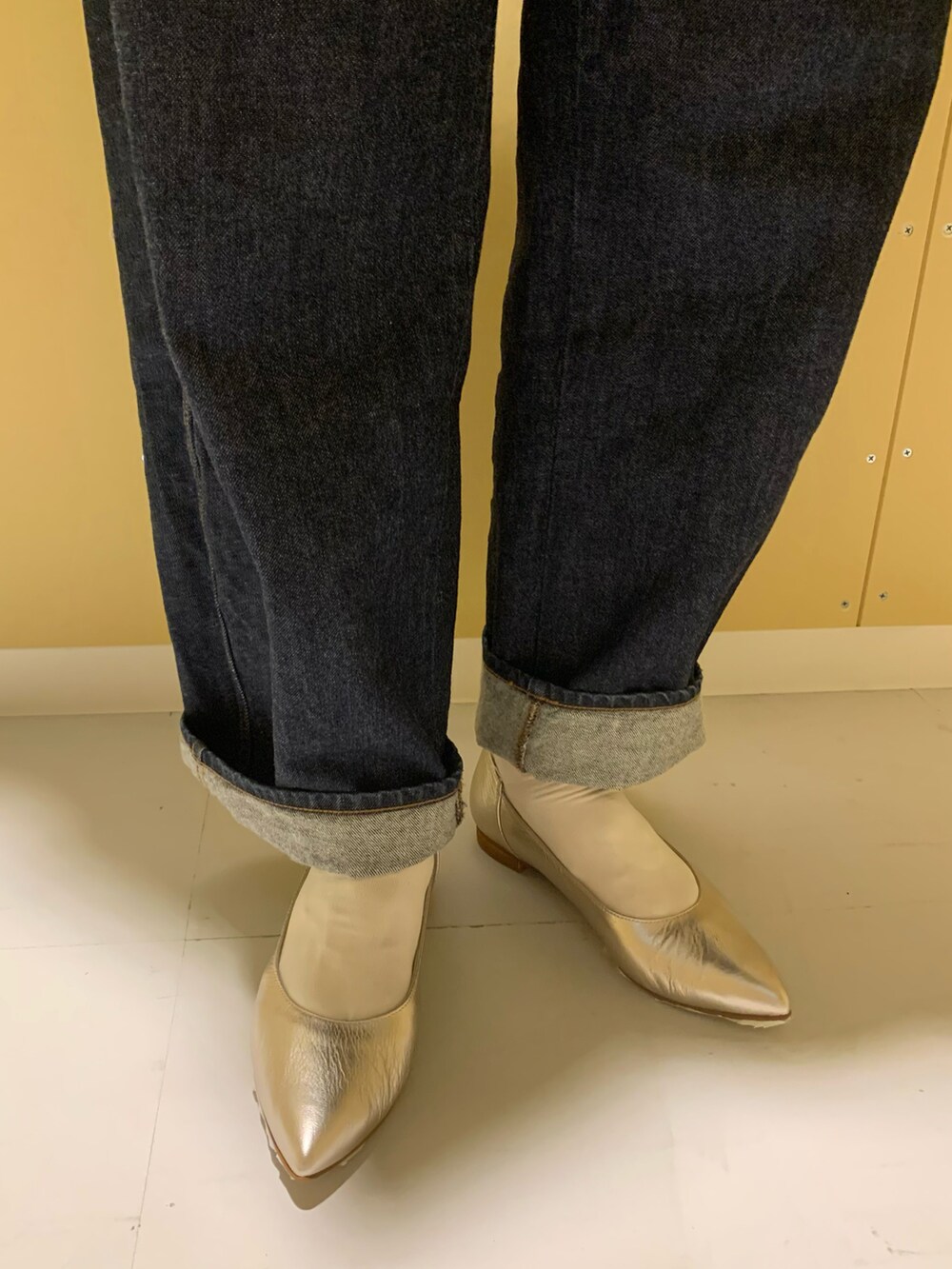シルバー系のパンプスを着用したレディースの秋コーディネートの2枚目の写真