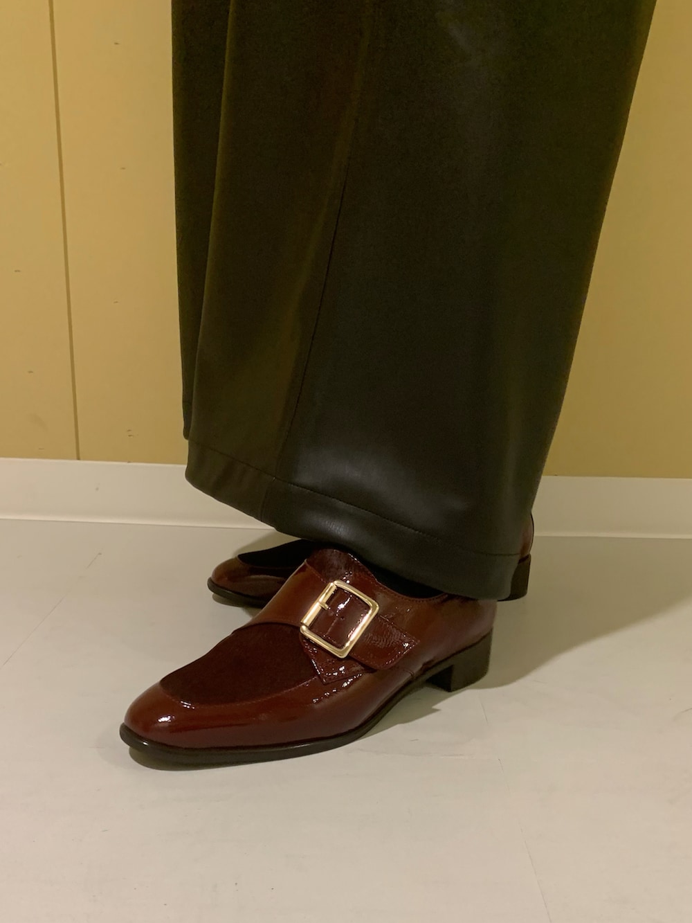 レッド系のスリッポンを着用したレディースの秋コーディネートの3枚目の写真