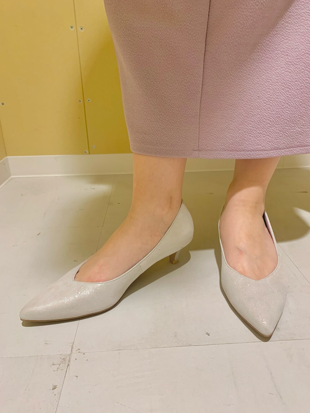 シルバー系のパンプスを着用したレディースの春コーディネートの2枚目の写真