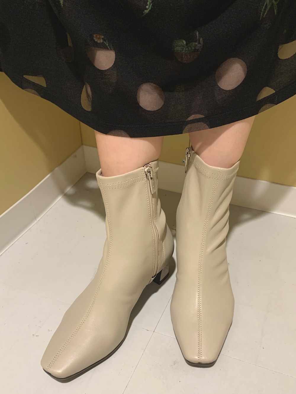 ホワイト系のブーツを着用したレディースの秋コーディネートの2枚目の写真