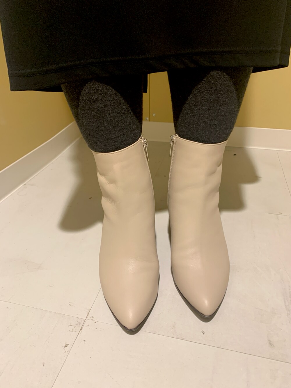 ホワイト系のブーツを着用したレディースの秋コーディネートの2枚目の写真