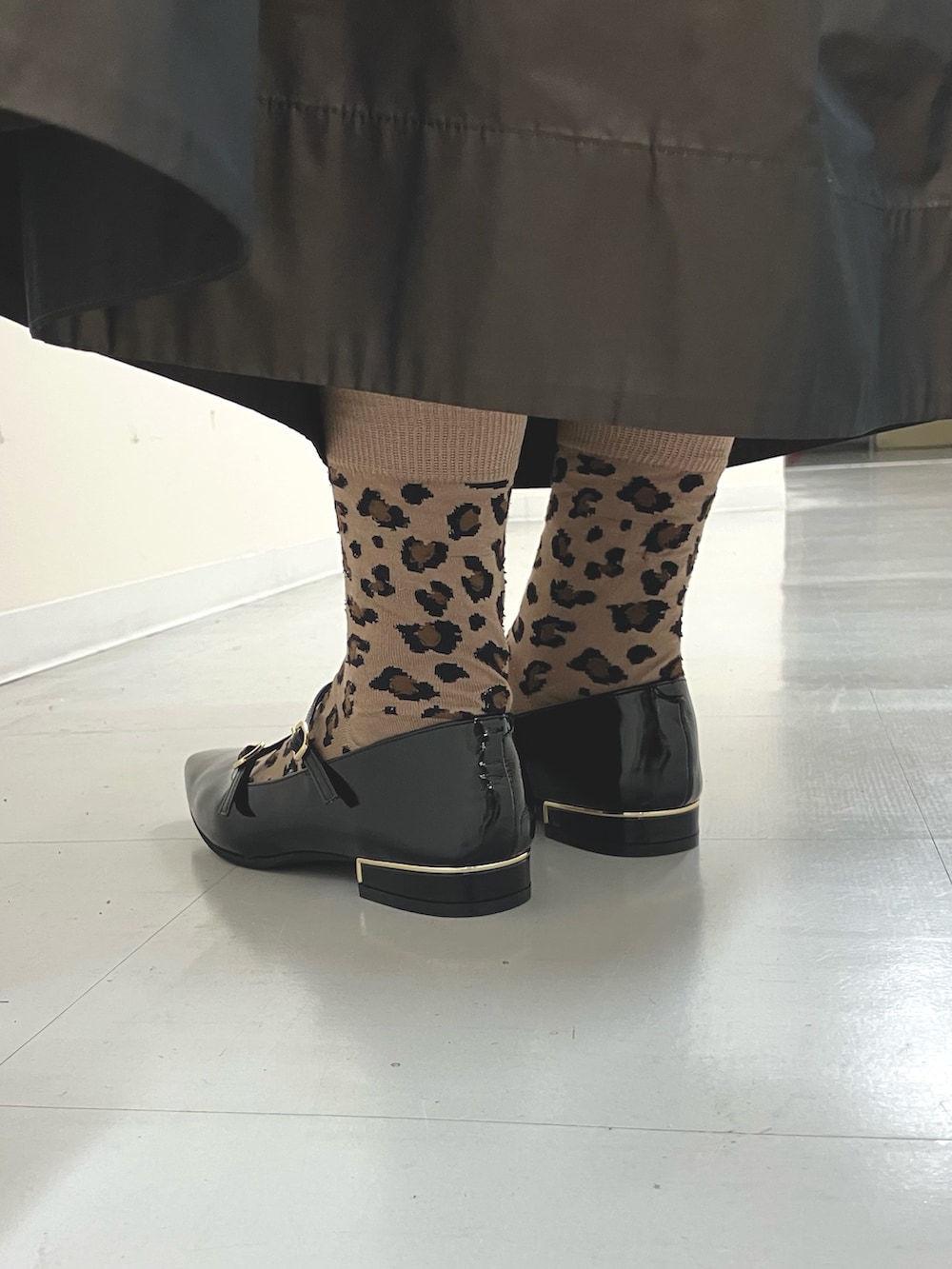 ブラック系のパンプスを着用したレディースの秋コーディネートの4枚目の写真